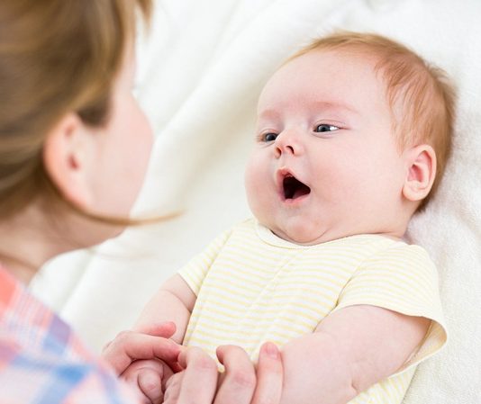 Bebek Teknolojisinde Akıllı Monitör Sistemleri Bebek bakımında teknolojinin sunduğu yenilikler her geçen yıl daha fazla ilgi görüyor. Özellikle ebeveynlerin bebeklerini uzaktan takip edebilmesine olanak tanıyan akıllı monitör sistemleri, hem güvenliği artıran hem de günlük bakım sürecini kolaylaştıran çözümler arasında yer alıyor. Gelişmiş kamera teknolojileri, mobil uygulama desteği ve çeşitli sensörlerle donatılan bu ürünler, modern ailelerin ihtiyaçlarına yönelik farklı özellikler sunuyor. Konulu bir haber görseli.
