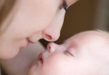 Teknolojinin hayatın her alanında etkisini artırmasıyla birlikte bebek bakımında kullanılan ürünler de büyük bir dönüşüm geçiriyor. Geleneksel bakım yöntemlerini destekleyen yeni nesil cihazlar, ebeveynlere daha güvenli, pratik ve kontrollü bir deneyim sunmayı amaçlıyor. Özellikle bebek teknolojisi alanında geliştirilen akıllı çözümler; sağlık takibi, güvenlik, uyku düzeni ve günlük bakım süreçlerinde önemli yenilikleri beraberinde getiriyor. Konulu bir haber görseli.