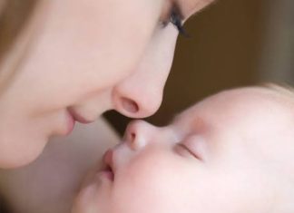 Teknolojinin hayatın her alanında etkisini artırmasıyla birlikte bebek bakımında kullanılan ürünler de büyük bir dönüşüm geçiriyor. Geleneksel bakım yöntemlerini destekleyen yeni nesil cihazlar, ebeveynlere daha güvenli, pratik ve kontrollü bir deneyim sunmayı amaçlıyor. Özellikle bebek teknolojisi alanında geliştirilen akıllı çözümler; sağlık takibi, güvenlik, uyku düzeni ve günlük bakım süreçlerinde önemli yenilikleri beraberinde getiriyor. Konulu bir haber görseli.