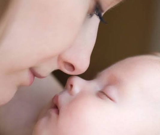 Bebek Teknolojisinde Geleceğin Akıllı Çözümleri Teknolojinin hayatın her alanında etkisini artırmasıyla birlikte bebek bakımında kullanılan ürünler de büyük bir dönüşüm geçiriyor. Geleneksel bakım yöntemlerini destekleyen yeni nesil cihazlar, ebeveynlere daha güvenli, pratik ve kontrollü bir deneyim sunmayı amaçlıyor. Özellikle bebek teknolojisi alanında geliştirilen akıllı çözümler; sağlık takibi, güvenlik, uyku düzeni ve günlük bakım süreçlerinde önemli yenilikleri beraberinde getiriyor. Konulu bir haber görseli.