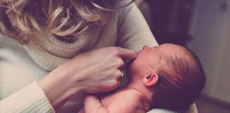 Bebeklerin sağlıklı büyüme sürecinde kaliteli uyku büyük önem taşırken, gelişen teknoloji ebeveynlerin bu süreci daha yakından takip edebilmesine olanak tanıyor. Son yıllarda yaygınlaşan bebek teknolojisi ürünleri arasında yer alan uyku takip cihazları, bebeklerin uyku düzenini analiz ederek ailelere kapsamlı veriler sunuyor. Bu cihazlar sayesinde ebeveynler yalnızca bebeğin ne kadar süre uyuduğunu değil, aynı zamanda uyku kalitesini, hareketlerini ve bazı modellerde solunum ile ortam koşullarını da takip edebiliyor. Konulu bir haber görseli.