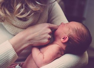 Bebek Teknolojisinde Uyku Takip Cihazları Bebeklerin sağlıklı büyüme sürecinde kaliteli uyku büyük önem taşırken, gelişen teknoloji ebeveynlerin bu süreci daha yakından takip edebilmesine olanak tanıyor. Son yıllarda yaygınlaşan bebek teknolojisi ürünleri arasında yer alan uyku takip cihazları, bebeklerin uyku düzenini analiz ederek ailelere kapsamlı veriler sunuyor. Bu cihazlar sayesinde ebeveynler yalnızca bebeğin ne kadar süre uyuduğunu değil, aynı zamanda uyku kalitesini, hareketlerini ve bazı modellerde solunum ile ortam koşullarını da takip edebiliyor. Konulu bir haber görseli.