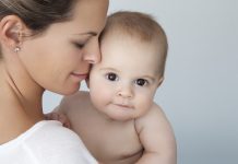 Bebek Teknolojisinde Uzaktan Kontrol Sistemleri Bebek bakımında teknolojinin sunduğu yenilikler her geçen gün daha fazla aile tarafından tercih ediliyor. Özellikle bebek teknolojisi alanında geliştirilen uzaktan kontrol sistemleri, ebeveynlerin bebeklerini günün her anında daha güvenli ve pratik şekilde takip edebilmesine katkı sağlıyor. Akıllı telefonlarla entegre çalışan cihazlar sayesinde evin farklı odalarından ya da ev dışında bulunulan durumlarda bile bebeğin durumu anlık olarak izlenebiliyor. Konulu bir haber görseli.