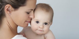 Bebek Teknolojisinde Uzaktan Kontrol Sistemleri Bebek bakımında teknolojinin sunduğu yenilikler her geçen gün daha fazla aile tarafından tercih ediliyor. Özellikle bebek teknolojisi alanında geliştirilen uzaktan kontrol sistemleri, ebeveynlerin bebeklerini günün her anında daha güvenli ve pratik şekilde takip edebilmesine katkı sağlıyor. Akıllı telefonlarla entegre çalışan cihazlar sayesinde evin farklı odalarından ya da ev dışında bulunulan durumlarda bile bebeğin durumu anlık olarak izlenebiliyor. Konulu bir haber görseli.