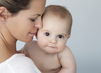 Bebek Teknolojisinde Uzaktan Kontrol Sistemleri Bebek bakımında teknolojinin sunduğu yenilikler her geçen gün daha fazla aile tarafından tercih ediliyor. Özellikle bebek teknolojisi alanında geliştirilen uzaktan kontrol sistemleri, ebeveynlerin bebeklerini günün her anında daha güvenli ve pratik şekilde takip edebilmesine katkı sağlıyor. Akıllı telefonlarla entegre çalışan cihazlar sayesinde evin farklı odalarından ya da ev dışında bulunulan durumlarda bile bebeğin durumu anlık olarak izlenebiliyor. Konulu bir haber görseli.