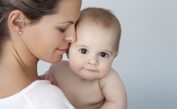 Bebek Teknolojisinde Uzaktan Kontrol Sistemleri Bebek bakımında teknolojinin sunduğu yenilikler her geçen gün daha fazla aile tarafından tercih ediliyor. Özellikle bebek teknolojisi alanında geliştirilen uzaktan kontrol sistemleri, ebeveynlerin bebeklerini günün her anında daha güvenli ve pratik şekilde takip edebilmesine katkı sağlıyor. Akıllı telefonlarla entegre çalışan cihazlar sayesinde evin farklı odalarından ya da ev dışında bulunulan durumlarda bile bebeğin durumu anlık olarak izlenebiliyor. Konulu bir haber görseli.
