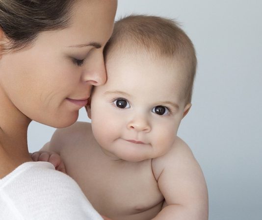 Bebek Teknolojisinde Uzaktan Kontrol Sistemleri Bebek bakımında teknolojinin sunduğu yenilikler her geçen gün daha fazla aile tarafından tercih ediliyor. Özellikle bebek teknolojisi alanında geliştirilen uzaktan kontrol sistemleri, ebeveynlerin bebeklerini günün her anında daha güvenli ve pratik şekilde takip edebilmesine katkı sağlıyor. Akıllı telefonlarla entegre çalışan cihazlar sayesinde evin farklı odalarından ya da ev dışında bulunulan durumlarda bile bebeğin durumu anlık olarak izlenebiliyor. Konulu bir haber görseli.