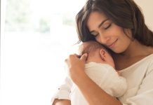 Bebek Teknolojisinde Veri Gizliliğinin Önemi Akıllı teknolojilerin günlük yaşamın ayrılmaz bir parçası haline gelmesiyle birlikte bebek bakımında kullanılan dijital ürünlerin sayısı da hızla artıyor. Akıllı kameralar, uyku takip cihazları, dijital ateş ölçerler, biyometrik sensörler ve mobil uygulamalar ebeveynlerin bebeklerini daha yakından takip edebilmesini sağlıyor. Ancak bu teknolojik gelişmelerin beraberinde getirdiği en önemli konuların başında veri gizliliği geliyor. Uzmanlar, bebeklere ait kişisel bilgilerin korunmasının hem güvenlik hem de mahremiyet açısından büyük önem taşıdığına dikkat çekiyor. Konulu bir haber görseli.