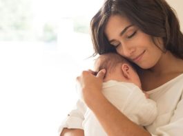 Bebek Teknolojisinde Veri Gizliliğinin Önemi Akıllı teknolojilerin günlük yaşamın ayrılmaz bir parçası haline gelmesiyle birlikte bebek bakımında kullanılan dijital ürünlerin sayısı da hızla artıyor. Akıllı kameralar, uyku takip cihazları, dijital ateş ölçerler, biyometrik sensörler ve mobil uygulamalar ebeveynlerin bebeklerini daha yakından takip edebilmesini sağlıyor. Ancak bu teknolojik gelişmelerin beraberinde getirdiği en önemli konuların başında veri gizliliği geliyor. Uzmanlar, bebeklere ait kişisel bilgilerin korunmasının hem güvenlik hem de mahremiyet açısından büyük önem taşıdığına dikkat çekiyor. Konulu bir haber görseli.
