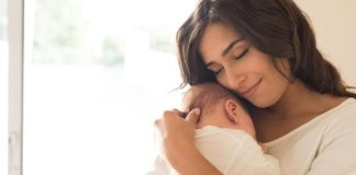 Bebek Teknolojisinde Veri Gizliliğinin Önemi Akıllı teknolojilerin günlük yaşamın ayrılmaz bir parçası haline gelmesiyle birlikte bebek bakımında kullanılan dijital ürünlerin sayısı da hızla artıyor. Akıllı kameralar, uyku takip cihazları, dijital ateş ölçerler, biyometrik sensörler ve mobil uygulamalar ebeveynlerin bebeklerini daha yakından takip edebilmesini sağlıyor. Ancak bu teknolojik gelişmelerin beraberinde getirdiği en önemli konuların başında veri gizliliği geliyor. Uzmanlar, bebeklere ait kişisel bilgilerin korunmasının hem güvenlik hem de mahremiyet açısından büyük önem taşıdığına dikkat çekiyor. Konulu bir haber görseli.