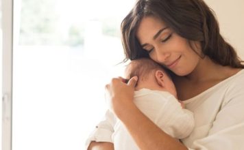 Bebek Teknolojisinde Veri Gizliliğinin Önemi Akıllı teknolojilerin günlük yaşamın ayrılmaz bir parçası haline gelmesiyle birlikte bebek bakımında kullanılan dijital ürünlerin sayısı da hızla artıyor. Akıllı kameralar, uyku takip cihazları, dijital ateş ölçerler, biyometrik sensörler ve mobil uygulamalar ebeveynlerin bebeklerini daha yakından takip edebilmesini sağlıyor. Ancak bu teknolojik gelişmelerin beraberinde getirdiği en önemli konuların başında veri gizliliği geliyor. Uzmanlar, bebeklere ait kişisel bilgilerin korunmasının hem güvenlik hem de mahremiyet açısından büyük önem taşıdığına dikkat çekiyor. Konulu bir haber görseli.