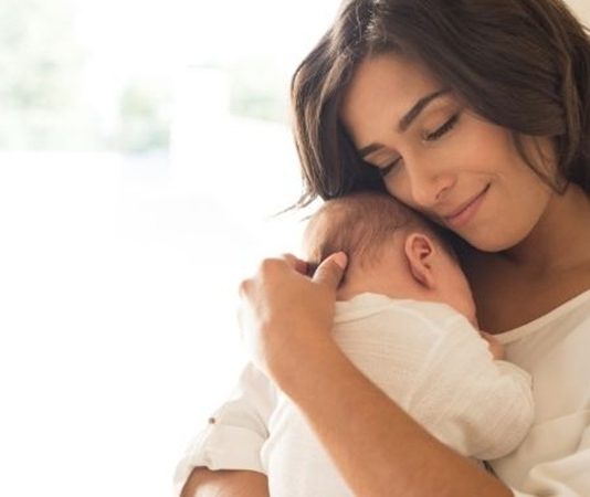 Bebek Teknolojisinde Veri Gizliliğinin Önemi Akıllı teknolojilerin günlük yaşamın ayrılmaz bir parçası haline gelmesiyle birlikte bebek bakımında kullanılan dijital ürünlerin sayısı da hızla artıyor. Akıllı kameralar, uyku takip cihazları, dijital ateş ölçerler, biyometrik sensörler ve mobil uygulamalar ebeveynlerin bebeklerini daha yakından takip edebilmesini sağlıyor. Ancak bu teknolojik gelişmelerin beraberinde getirdiği en önemli konuların başında veri gizliliği geliyor. Uzmanlar, bebeklere ait kişisel bilgilerin korunmasının hem güvenlik hem de mahremiyet açısından büyük önem taşıdığına dikkat çekiyor. Konulu bir haber görseli.
