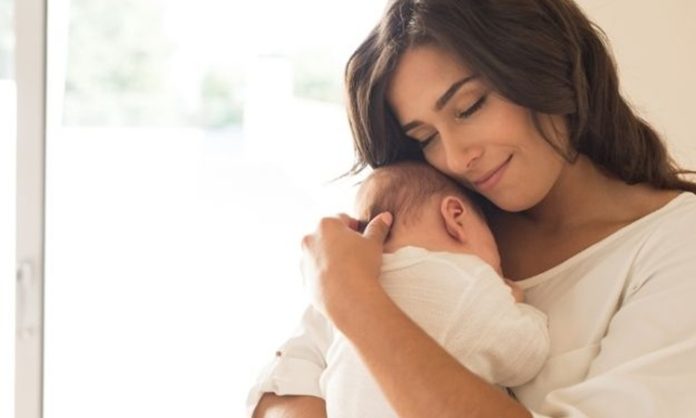 Bebek Teknolojisinde Veri Gizliliğinin Önemi Akıllı teknolojilerin günlük yaşamın ayrılmaz bir parçası haline gelmesiyle birlikte bebek bakımında kullanılan dijital ürünlerin sayısı da hızla artıyor. Akıllı kameralar, uyku takip cihazları, dijital ateş ölçerler, biyometrik sensörler ve mobil uygulamalar ebeveynlerin bebeklerini daha yakından takip edebilmesini sağlıyor. Ancak bu teknolojik gelişmelerin beraberinde getirdiği en önemli konuların başında veri gizliliği geliyor. Uzmanlar, bebeklere ait kişisel bilgilerin korunmasının hem güvenlik hem de mahremiyet açısından büyük önem taşıdığına dikkat çekiyor. Konulu bir haber görseli.