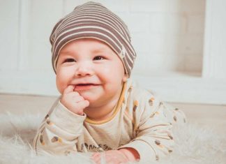 Bebek Tekstil Ürünlerinde Kalite Kriterleri Bebeklerin sağlıklı büyüme sürecinde kullanılan tekstil ürünleri, yalnızca konfor sağlamakla kalmayıp aynı zamanda cilt sağlığını koruyan önemli unsurlar arasında yer alıyor. Yeni doğan bebeklerin cildi yetişkinlere kıyasla çok daha hassas olduğu için tercih edilen kumaşların yapısı, üretim kalitesi ve güvenlik standartları büyük önem taşıyor. Uzmanlar, bebek tekstil ürünleri satın alınırken yalnızca tasarım ve fiyatın değil, kullanılan malzemenin kalitesi ile üretim süreçlerinin de dikkatle değerlendirilmesi gerektiğini vurguluyor. Konulu bir haber görseli.