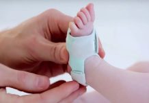 Bebeklerin sağlıklı ve güvenli bir ortamda büyümesi, kullanılan ürünlerin kalitesi kadar bu ürünlerin belirli güvenlik kriterlerini karşılamasına da bağlıdır. Günümüzde ebeveynler yalnızca ürünlerin tasarımına veya fiyatına değil, aynı zamanda sahip olduğu güvenlik standartlarına da büyük önem veriyor. Uzmanlar, bebeklerin cilt yapısının hassas olması ve gelişim süreçlerinin devam etmesi nedeniyle kullanılan her ürünün ulusal ve uluslararası standartlara uygun olmasının hayati önem taşıdığını belirtiyor. Konulu bir haber görseli.