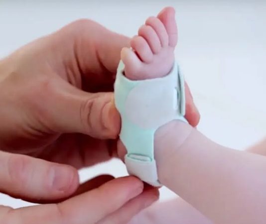 Bebeklerin sağlıklı ve güvenli bir ortamda büyümesi, kullanılan ürünlerin kalitesi kadar bu ürünlerin belirli güvenlik kriterlerini karşılamasına da bağlıdır. Günümüzde ebeveynler yalnızca ürünlerin tasarımına veya fiyatına değil, aynı zamanda sahip olduğu güvenlik standartlarına da büyük önem veriyor. Uzmanlar, bebeklerin cilt yapısının hassas olması ve gelişim süreçlerinin devam etmesi nedeniyle kullanılan her ürünün ulusal ve uluslararası standartlara uygun olmasının hayati önem taşıdığını belirtiyor. Konulu bir haber görseli.