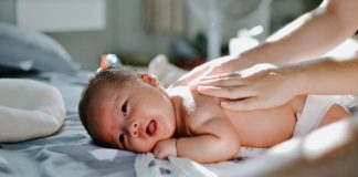 Bebek Ürünlerinde Tüketici Tercihleri Bebek ürünleri sektörü, son yıllarda değişen tüketici alışkanlıkları ve teknolojik gelişmeler doğrultusunda önemli bir dönüşüm yaşamaya devam ediyor. Anne ve babalar artık yalnızca fiyat odaklı alışveriş yapmak yerine kalite, güvenlik, dayanıklılık ve kullanım kolaylığını birlikte değerlendiren bilinçli tercihlerde bulunuyor. Özellikle bebek ürünleri, tüketici tercihleri ve ürün güvenliği gibi konular satın alma sürecinde belirleyici kriterler arasında yer alıyor. Sektörde faaliyet gösteren üreticiler de bu değişime uyum sağlayarak daha yenilikçi ve kullanıcı dostu ürünler geliştirmeye odaklanıyor. Konulu bir haber görseli.