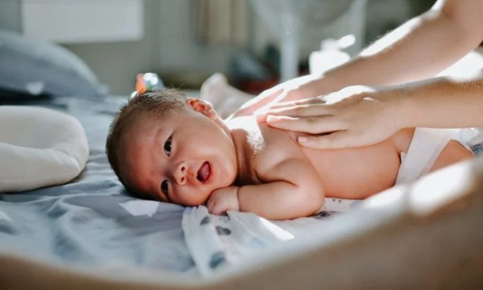 Bebek ürünleri sektörü, son yıllarda değişen tüketici alışkanlıkları ve teknolojik gelişmeler doğrultusunda önemli bir dönüşüm yaşamaya devam ediyor. Anne ve babalar artık yalnızca fiyat odaklı alışveriş yapmak yerine kalite, güvenlik, dayanıklılık ve kullanım kolaylığını birlikte değerlendiren bilinçli tercihlerde bulunuyor. Özellikle bebek ürünleri, tüketici tercihleri ve ürün güvenliği gibi konular satın alma sürecinde belirleyici kriterler arasında yer alıyor. Sektörde faaliyet gösteren üreticiler de bu değişime uyum sağlayarak daha yenilikçi ve kullanıcı dostu ürünler geliştirmeye odaklanıyor. Konulu bir haber görseli.