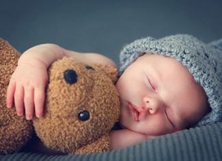 Bebek Uyku Düzeninde Beslenmenin Önemi Bebek uyku düzeni, sağlıklı büyüme ve gelişimin en temel unsurlarından biri olarak kabul edilmektedir. Yaşamın ilk aylarından itibaren düzenli uyku, bebeğin hem fiziksel hem de zihinsel gelişimini desteklerken, doğru beslenme alışkanlıkları da kaliteli uykunun oluşmasına katkı sağlamaktadır. Uyku ve beslenme birbirini tamamlayan iki önemli süreçtir ve bu iki alan arasında güçlü bir ilişki bulunmaktadır. Konulu bir haber görseli.