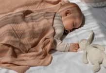 Bebek Uyku Düzeninde Ebeveynlerin Yapması Gerekenler Bebeklerin sağlıklı büyüme ve gelişme süreçlerinde kaliteli uyku büyük önem taşıyor. Uzmanlar, düzenli bir bebek uyku düzeni oluşturmanın yalnızca bebeğin fiziksel gelişimini değil, aynı zamanda zihinsel ve duygusal gelişimini de doğrudan etkilediğini belirtiyor. Özellikle ilk aylardan itibaren oluşturulan doğru alışkanlıklar, hem bebeğin hem de ebeveynlerin yaşam kalitesini artırıyor. Günümüzde ailelerin en sık karşılaştığı konuların başında gece sık uyanmaları, düzensiz uyku saatleri ve uykuya geçişte yaşanan zorluklar geliyor. Konulu bir haber görseli.