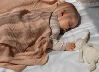 Bebek Uyku Düzeninde Ebeveynlerin Yapması Gerekenler Bebeklerin sağlıklı büyüme ve gelişme süreçlerinde kaliteli uyku büyük önem taşıyor. Uzmanlar, düzenli bir bebek uyku düzeni oluşturmanın yalnızca bebeğin fiziksel gelişimini değil, aynı zamanda zihinsel ve duygusal gelişimini de doğrudan etkilediğini belirtiyor. Özellikle ilk aylardan itibaren oluşturulan doğru alışkanlıklar, hem bebeğin hem de ebeveynlerin yaşam kalitesini artırıyor. Günümüzde ailelerin en sık karşılaştığı konuların başında gece sık uyanmaları, düzensiz uyku saatleri ve uykuya geçişte yaşanan zorluklar geliyor. Konulu bir haber görseli.