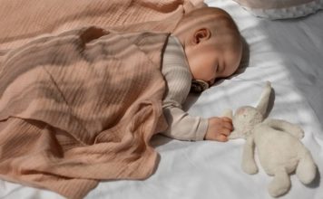 Bebek Uyku Düzeninde Ebeveynlerin Yapması Gerekenler Bebeklerin sağlıklı büyüme ve gelişme süreçlerinde kaliteli uyku büyük önem taşıyor. Uzmanlar, düzenli bir bebek uyku düzeni oluşturmanın yalnızca bebeğin fiziksel gelişimini değil, aynı zamanda zihinsel ve duygusal gelişimini de doğrudan etkilediğini belirtiyor. Özellikle ilk aylardan itibaren oluşturulan doğru alışkanlıklar, hem bebeğin hem de ebeveynlerin yaşam kalitesini artırıyor. Günümüzde ailelerin en sık karşılaştığı konuların başında gece sık uyanmaları, düzensiz uyku saatleri ve uykuya geçişte yaşanan zorluklar geliyor. Konulu bir haber görseli.