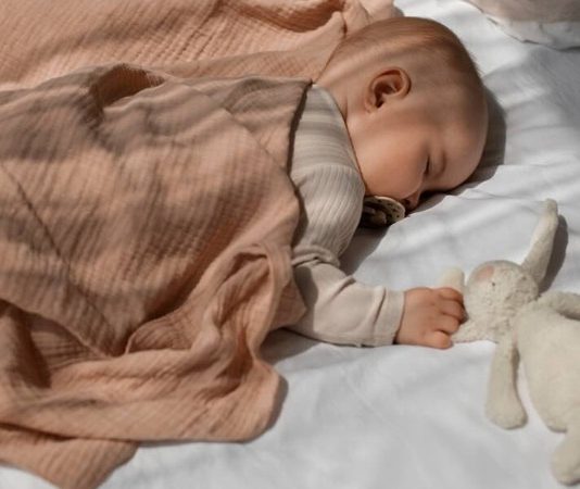 Bebek Uyku Düzeninde Ebeveynlerin Yapması Gerekenler Bebeklerin sağlıklı büyüme ve gelişme süreçlerinde kaliteli uyku büyük önem taşıyor. Uzmanlar, düzenli bir bebek uyku düzeni oluşturmanın yalnızca bebeğin fiziksel gelişimini değil, aynı zamanda zihinsel ve duygusal gelişimini de doğrudan etkilediğini belirtiyor. Özellikle ilk aylardan itibaren oluşturulan doğru alışkanlıklar, hem bebeğin hem de ebeveynlerin yaşam kalitesini artırıyor. Günümüzde ailelerin en sık karşılaştığı konuların başında gece sık uyanmaları, düzensiz uyku saatleri ve uykuya geçişte yaşanan zorluklar geliyor. Konulu bir haber görseli.