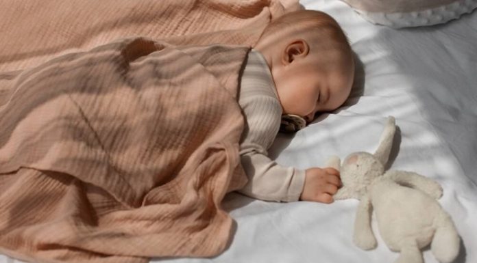 Bebeklerin sağlıklı büyüme ve gelişme süreçlerinde kaliteli uyku büyük önem taşıyor. Uzmanlar, düzenli bir bebek uyku düzeni oluşturmanın yalnızca bebeğin fiziksel gelişimini değil, aynı zamanda zihinsel ve duygusal gelişimini de doğrudan etkilediğini belirtiyor. Özellikle ilk aylardan itibaren oluşturulan doğru alışkanlıklar, hem bebeğin hem de ebeveynlerin yaşam kalitesini artırıyor. Günümüzde ailelerin en sık karşılaştığı konuların başında gece sık uyanmaları, düzensiz uyku saatleri ve uykuya geçişte yaşanan zorluklar geliyor. Konulu bir haber görseli.