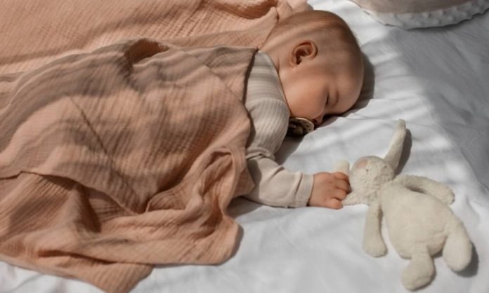 Bebek Uyku Düzeninde Ebeveynlerin Yapması Gerekenler Bebeklerin sağlıklı büyüme ve gelişme süreçlerinde kaliteli uyku büyük önem taşıyor. Uzmanlar, düzenli bir bebek uyku düzeni oluşturmanın yalnızca bebeğin fiziksel gelişimini değil, aynı zamanda zihinsel ve duygusal gelişimini de doğrudan etkilediğini belirtiyor. Özellikle ilk aylardan itibaren oluşturulan doğru alışkanlıklar, hem bebeğin hem de ebeveynlerin yaşam kalitesini artırıyor. Günümüzde ailelerin en sık karşılaştığı konuların başında gece sık uyanmaları, düzensiz uyku saatleri ve uykuya geçişte yaşanan zorluklar geliyor. Konulu bir haber görseli.