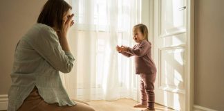 Bebek sahibi olmak, aile yaşamında hem duygusal hem de fiziksel anlamda büyük değişiklikleri beraberinde getirir. Günlük yaşam alışkanlıkları, evin kullanım şekli ve aile bireylerinin sorumlulukları yeniden şekillenir. Bu süreçte oluşturulacak düzenli ve güvenli bir yaşam alanı, hem bebeğin sağlıklı gelişimini destekler hem de ebeveynlerin günlük işlerini daha kolay yönetmesine yardımcı olur. Uzmanlar, bebekli aileler için planlı bir ev düzeninin yalnızca konfor sağlamadığını, aynı zamanda bebeğin güvenliği ve gelişimi açısından da önemli avantajlar sunduğunu belirtiyor. Konulu bir haber görseli.
