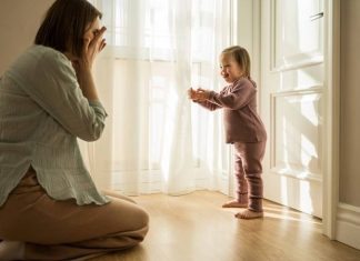 Bebek sahibi olmak, aile yaşamında hem duygusal hem de fiziksel anlamda büyük değişiklikleri beraberinde getirir. Günlük yaşam alışkanlıkları, evin kullanım şekli ve aile bireylerinin sorumlulukları yeniden şekillenir. Bu süreçte oluşturulacak düzenli ve güvenli bir yaşam alanı, hem bebeğin sağlıklı gelişimini destekler hem de ebeveynlerin günlük işlerini daha kolay yönetmesine yardımcı olur. Uzmanlar, bebekli aileler için planlı bir ev düzeninin yalnızca konfor sağlamadığını, aynı zamanda bebeğin güvenliği ve gelişimi açısından da önemli avantajlar sunduğunu belirtiyor. Konulu bir haber görseli.