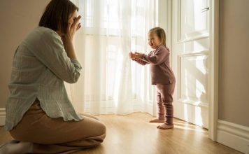Bebekli Ailelerde Ev Düzeni Nasıl Kurulmalı? Bebek sahibi olmak, aile yaşamında hem duygusal hem de fiziksel anlamda büyük değişiklikleri beraberinde getirir. Günlük yaşam alışkanlıkları, evin kullanım şekli ve aile bireylerinin sorumlulukları yeniden şekillenir. Bu süreçte oluşturulacak düzenli ve güvenli bir yaşam alanı, hem bebeğin sağlıklı gelişimini destekler hem de ebeveynlerin günlük işlerini daha kolay yönetmesine yardımcı olur. Uzmanlar, bebekli aileler için planlı bir ev düzeninin yalnızca konfor sağlamadığını, aynı zamanda bebeğin güvenliği ve gelişimi açısından da önemli avantajlar sunduğunu belirtiyor. Konulu bir haber görseli.