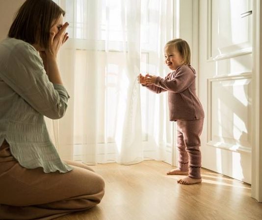 Bebekli Ailelerde Ev Düzeni Nasıl Kurulmalı? Bebek sahibi olmak, aile yaşamında hem duygusal hem de fiziksel anlamda büyük değişiklikleri beraberinde getirir. Günlük yaşam alışkanlıkları, evin kullanım şekli ve aile bireylerinin sorumlulukları yeniden şekillenir. Bu süreçte oluşturulacak düzenli ve güvenli bir yaşam alanı, hem bebeğin sağlıklı gelişimini destekler hem de ebeveynlerin günlük işlerini daha kolay yönetmesine yardımcı olur. Uzmanlar, bebekli aileler için planlı bir ev düzeninin yalnızca konfor sağlamadığını, aynı zamanda bebeğin güvenliği ve gelişimi açısından da önemli avantajlar sunduğunu belirtiyor. Konulu bir haber görseli.