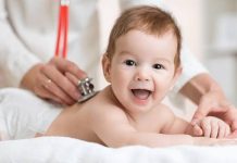 Bebekli Ailelerde Sağlıklı Yaşam Alışkanlıkları Bebek sahibi olmak, ailelerin yaşam düzenini önemli ölçüde değiştiren ve yeni sorumluluklar kazandıran bir süreç olarak öne çıkıyor. Bu dönemde yalnızca bebeğin ihtiyaçlarının karşılanması değil, tüm aile bireylerinin yaşam alışkanlıklarını daha sağlıklı hale getirmesi de büyük önem taşıyor. Uzmanlar, düzenli beslenme, kaliteli uyku, hijyen kuralları ve aktif yaşam gibi alışkanlıkların hem bebeğin gelişimini hem de ebeveynlerin yaşam kalitesini olumlu yönde etkilediğini belirtiyor. Özellikle sağlıklı yaşam alışkanlıkları, bebekli ailelerin günlük yaşamını daha planlı ve verimli hale getirebiliyor. Konulu bir haber görseli.