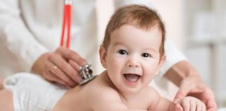 Bebekli Ailelerde Sağlıklı Yaşam Alışkanlıkları Bebek sahibi olmak, ailelerin yaşam düzenini önemli ölçüde değiştiren ve yeni sorumluluklar kazandıran bir süreç olarak öne çıkıyor. Bu dönemde yalnızca bebeğin ihtiyaçlarının karşılanması değil, tüm aile bireylerinin yaşam alışkanlıklarını daha sağlıklı hale getirmesi de büyük önem taşıyor. Uzmanlar, düzenli beslenme, kaliteli uyku, hijyen kuralları ve aktif yaşam gibi alışkanlıkların hem bebeğin gelişimini hem de ebeveynlerin yaşam kalitesini olumlu yönde etkilediğini belirtiyor. Özellikle sağlıklı yaşam alışkanlıkları, bebekli ailelerin günlük yaşamını daha planlı ve verimli hale getirebiliyor. Konulu bir haber görseli.