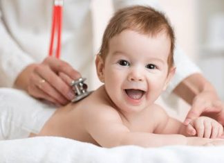 Bebekli Ailelerde Sağlıklı Yaşam Alışkanlıkları Bebek sahibi olmak, ailelerin yaşam düzenini önemli ölçüde değiştiren ve yeni sorumluluklar kazandıran bir süreç olarak öne çıkıyor. Bu dönemde yalnızca bebeğin ihtiyaçlarının karşılanması değil, tüm aile bireylerinin yaşam alışkanlıklarını daha sağlıklı hale getirmesi de büyük önem taşıyor. Uzmanlar, düzenli beslenme, kaliteli uyku, hijyen kuralları ve aktif yaşam gibi alışkanlıkların hem bebeğin gelişimini hem de ebeveynlerin yaşam kalitesini olumlu yönde etkilediğini belirtiyor. Özellikle sağlıklı yaşam alışkanlıkları, bebekli ailelerin günlük yaşamını daha planlı ve verimli hale getirebiliyor. Konulu bir haber görseli.