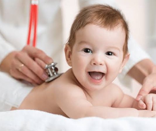 Bebek sahibi olmak, ailelerin yaşam düzenini önemli ölçüde değiştiren ve yeni sorumluluklar kazandıran bir süreç olarak öne çıkıyor. Bu dönemde yalnızca bebeğin ihtiyaçlarının karşılanması değil, tüm aile bireylerinin yaşam alışkanlıklarını daha sağlıklı hale getirmesi de büyük önem taşıyor. Uzmanlar, düzenli beslenme, kaliteli uyku, hijyen kuralları ve aktif yaşam gibi alışkanlıkların hem bebeğin gelişimini hem de ebeveynlerin yaşam kalitesini olumlu yönde etkilediğini belirtiyor. Özellikle sağlıklı yaşam alışkanlıkları, bebekli ailelerin günlük yaşamını daha planlı ve verimli hale getirebiliyor. Konulu bir haber görseli.