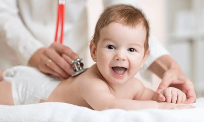 Bebekli Ailelerde Sağlıklı Yaşam Alışkanlıkları Bebek sahibi olmak, ailelerin yaşam düzenini önemli ölçüde değiştiren ve yeni sorumluluklar kazandıran bir süreç olarak öne çıkıyor. Bu dönemde yalnızca bebeğin ihtiyaçlarının karşılanması değil, tüm aile bireylerinin yaşam alışkanlıklarını daha sağlıklı hale getirmesi de büyük önem taşıyor. Uzmanlar, düzenli beslenme, kaliteli uyku, hijyen kuralları ve aktif yaşam gibi alışkanlıkların hem bebeğin gelişimini hem de ebeveynlerin yaşam kalitesini olumlu yönde etkilediğini belirtiyor. Özellikle sağlıklı yaşam alışkanlıkları, bebekli ailelerin günlük yaşamını daha planlı ve verimli hale getirebiliyor. Konulu bir haber görseli.